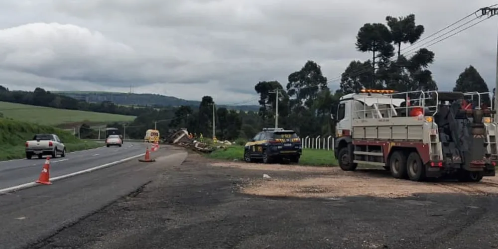 Motorista morre após caminhão tombar na BR-376, em Ponta Grossa