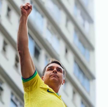 TSE restabelece filiação de Flávio Bolsonaro ao PL e libera candidatura