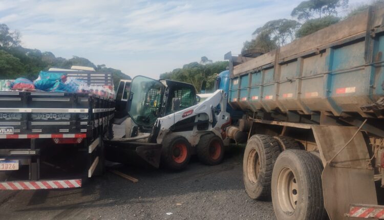 Colisão traseira entre cinco veículos deixa motorista ferido na PR-151, em Carambeí