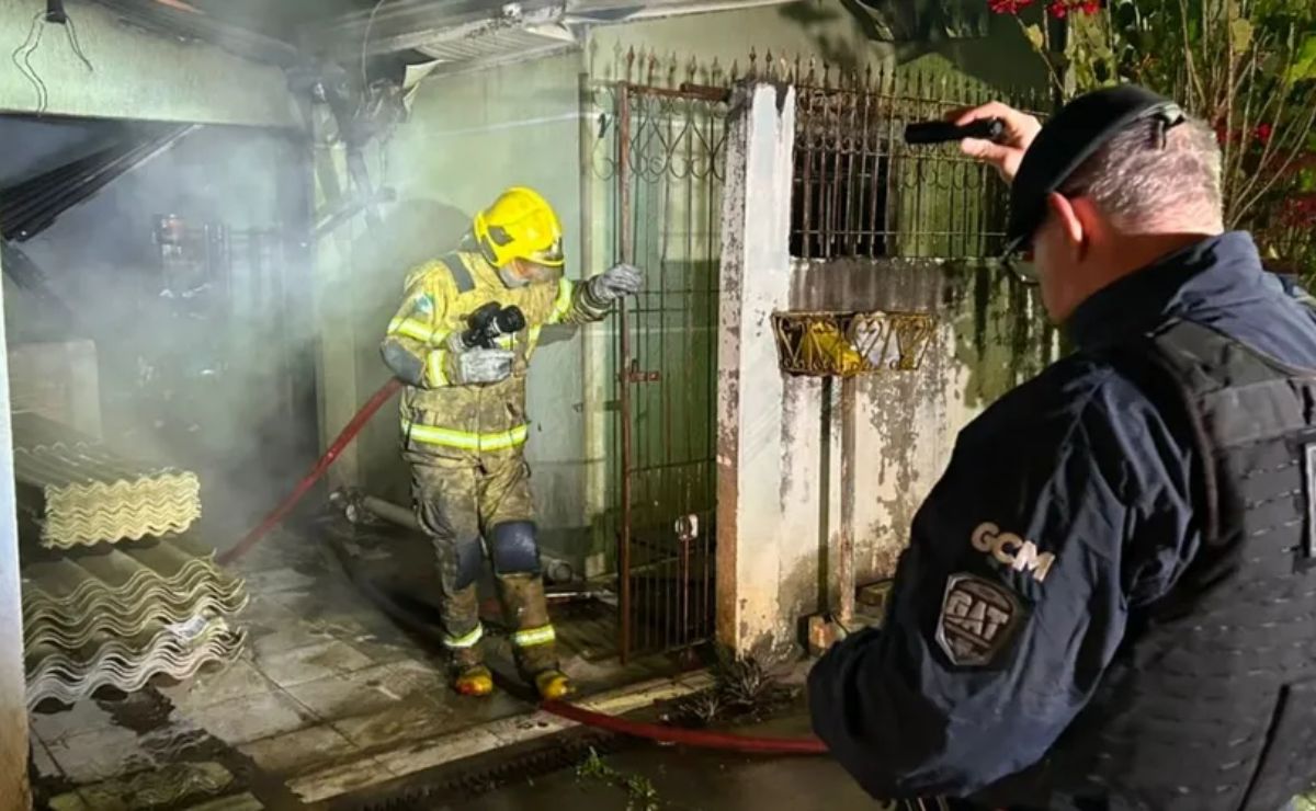 Incêndio atinge casa, deixa morador ferido e cachorrinha é resgatada em segurança em Ponta Grossa