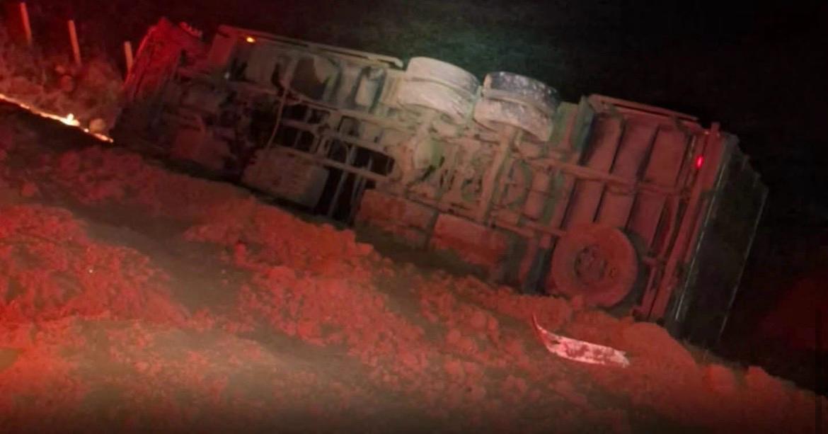 Caminhão tomba em ribanceira na PRC-466, em Guarapuava