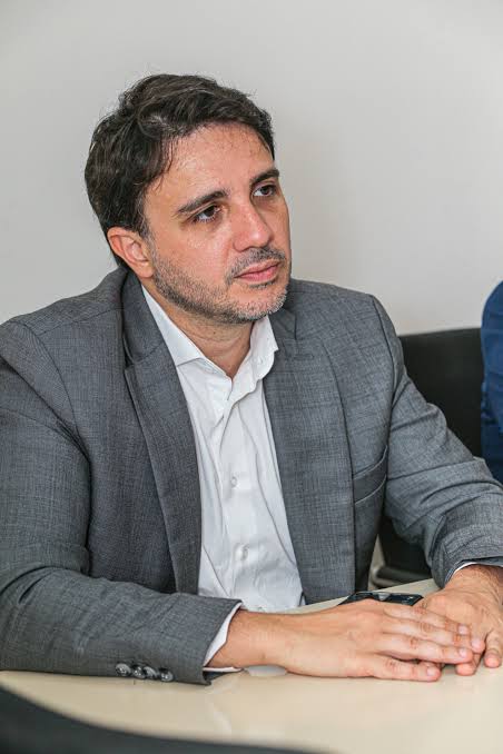 Renan Santos afirma que filiação de Flávio Bolsonaro ao Missão foi confirmada por acesso ao e-mail do senador