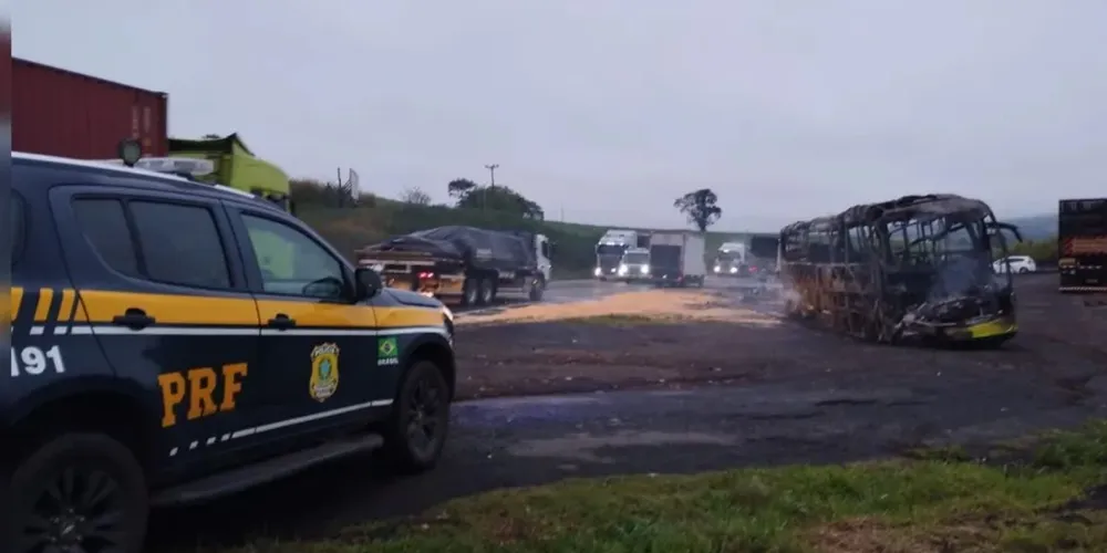 Ônibus bate na traseira de carreta e deixa 14 feridos na BR-376, em Ortigueira