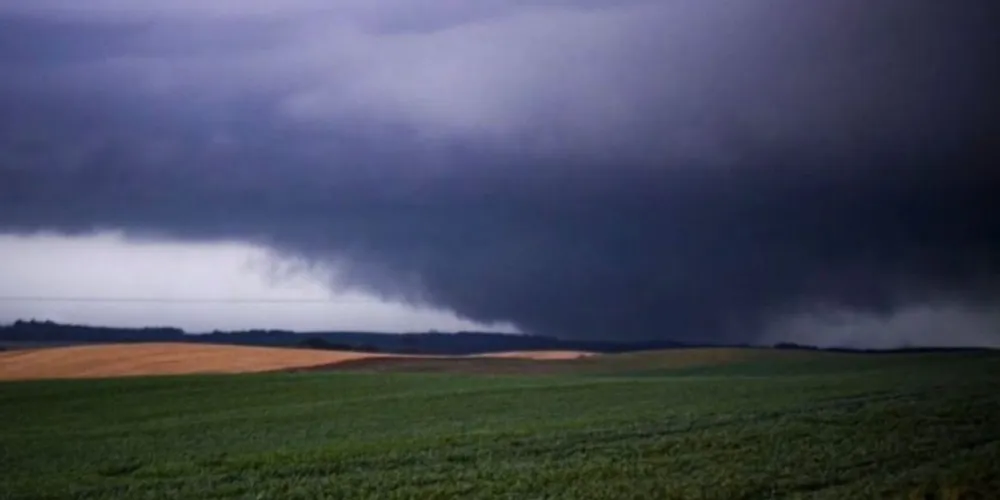 Tornado é confirmado no Oeste de SC e meteorologista alerta para novos fenômenos severos