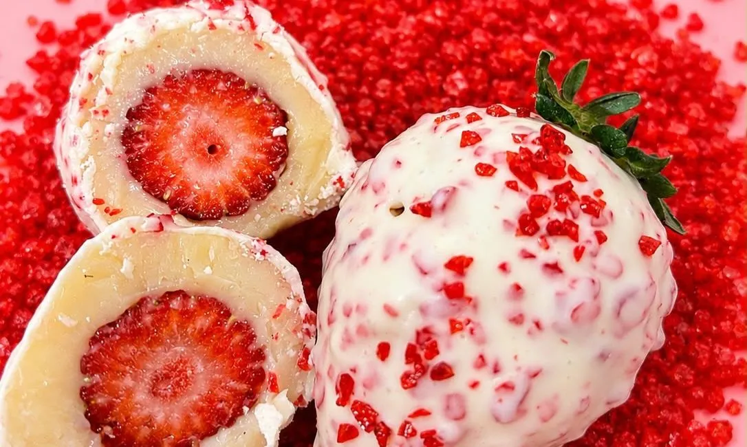 Morango do amor cravejado viraliza com versão ainda mais gourmet