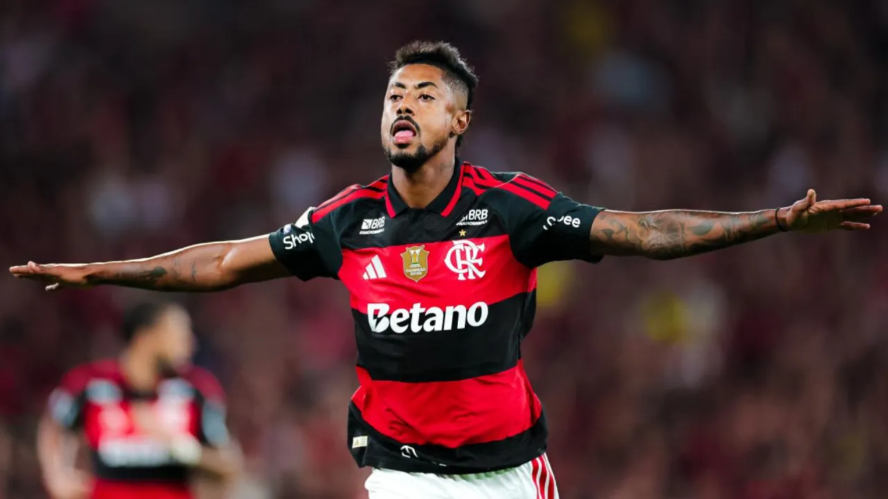Flamengo vence o Vitória e reduz distância para o líder Palmeiras