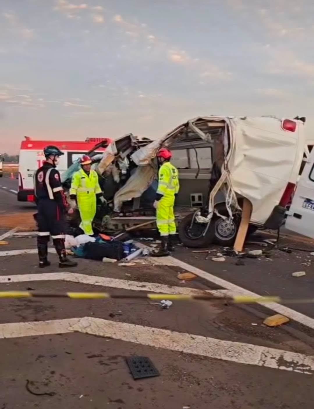 Grave colisão entre ambulância, caminhão e carreta deixa quatro feridos na PR-323