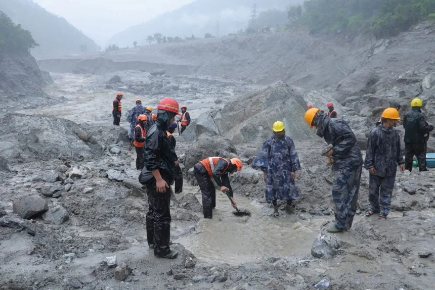 Nepal intensifica buscas por centenas de trabalhadores presos em túneis após enchentes no Himalaia