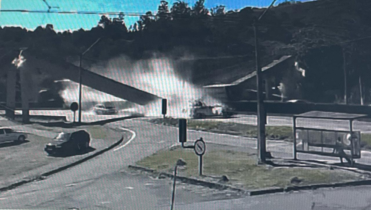 Passarela desaba após ser atingida por caminhão e deixa dois mortos na Fernão Dias