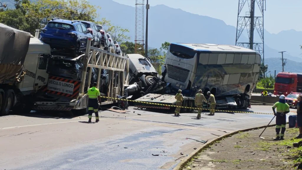 Engavetamento na Serra do Mar bloqueia a BR-277; acidente deixa dois mortos e 18 feridos