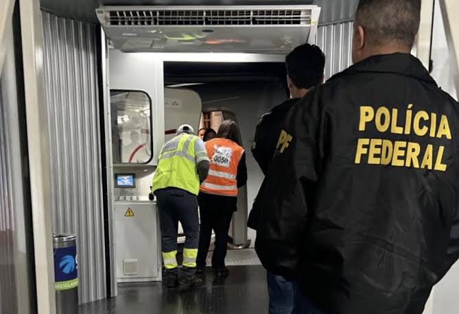 Passageiro é retirado de avião após fazer referência a possível bomba em caixa de som