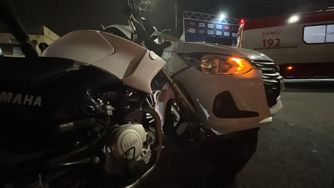 Motociclista fica ferido após colisão com carro em cruzamento de Uvaranas