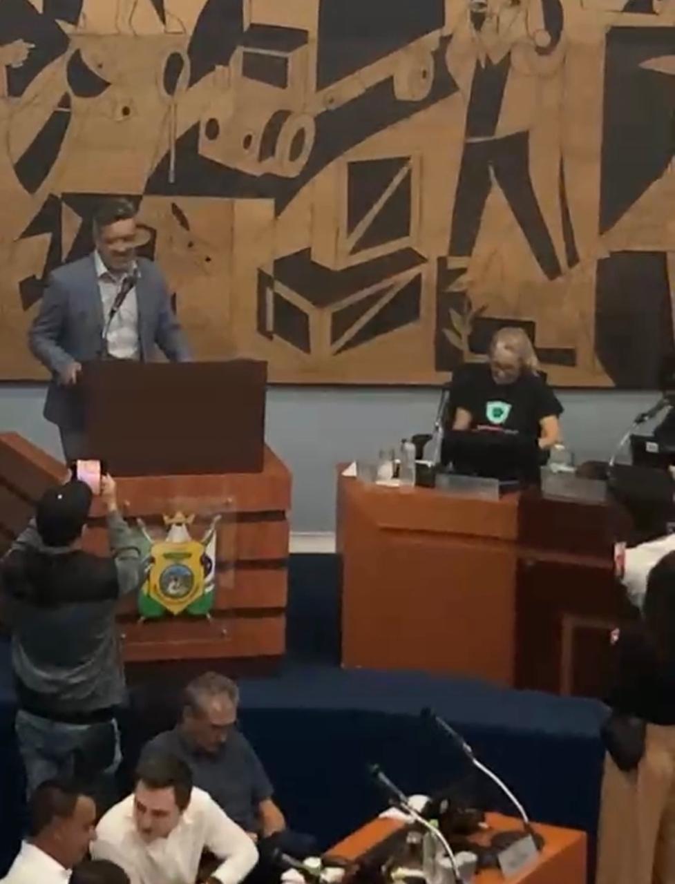 Dr. Erick toma posse como presidente da Câmara de Ponta Grossa; sessão também debate projeto voltado a professores da área rural