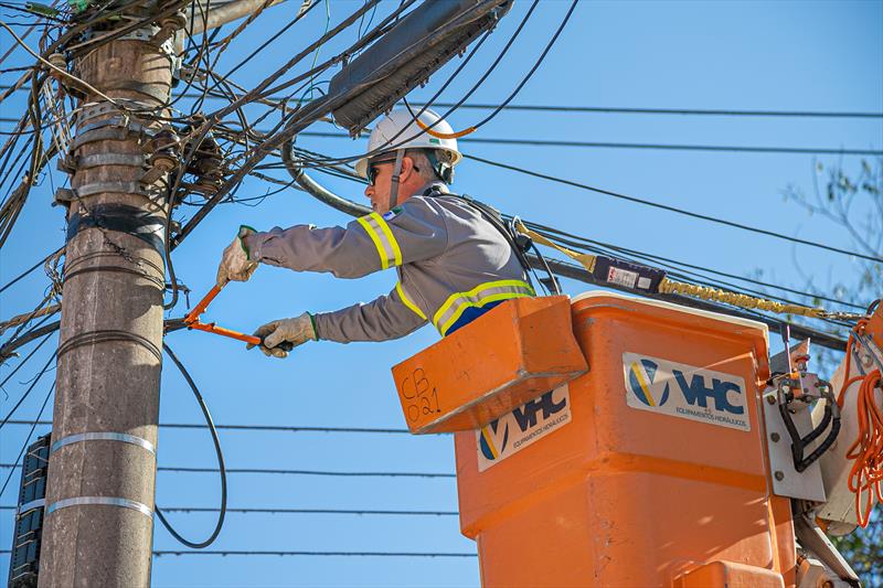 Copel retira 6,8 toneladas de fiação irregular e regulariza mais de 20 quilômetros de redes em Ponta Grossa