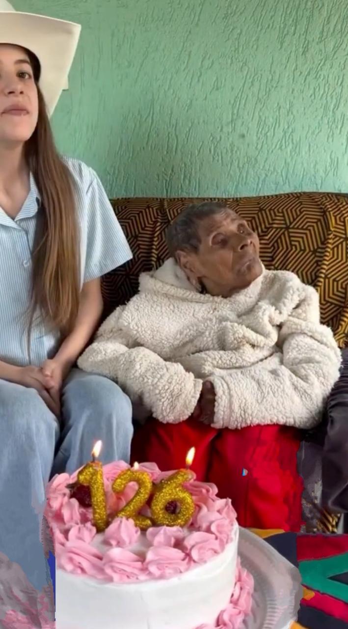 Dona Júlia, de 126 anos, é homenageada e emociona moradores de Tibagi