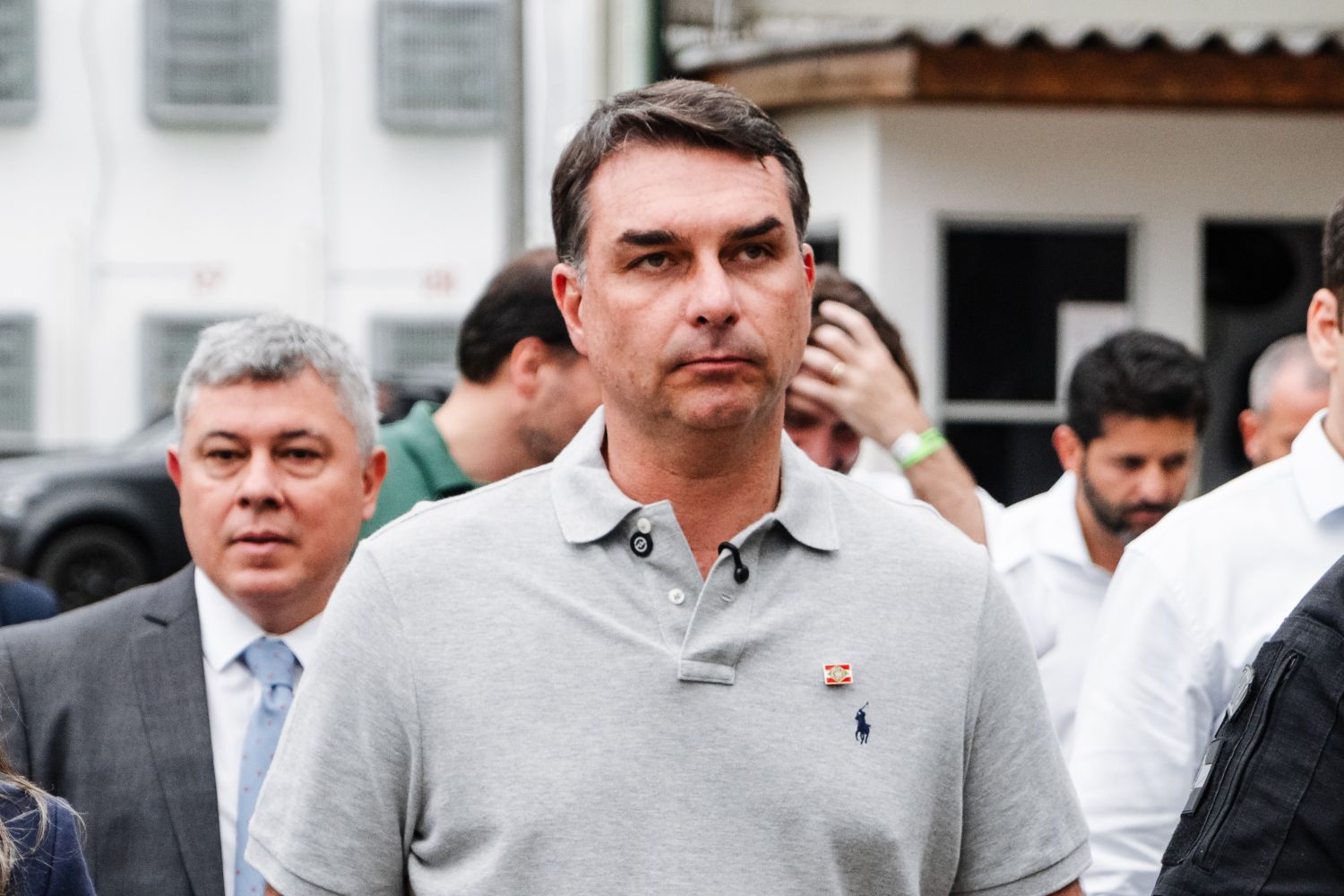 Flávio Bolsonaro promete fim da reeleição e reforma política em plano de governo