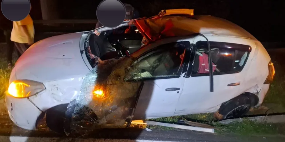 Carro com placas de Ponta Grossa capota na PR-151 e deixa seis feridos em Carambeí