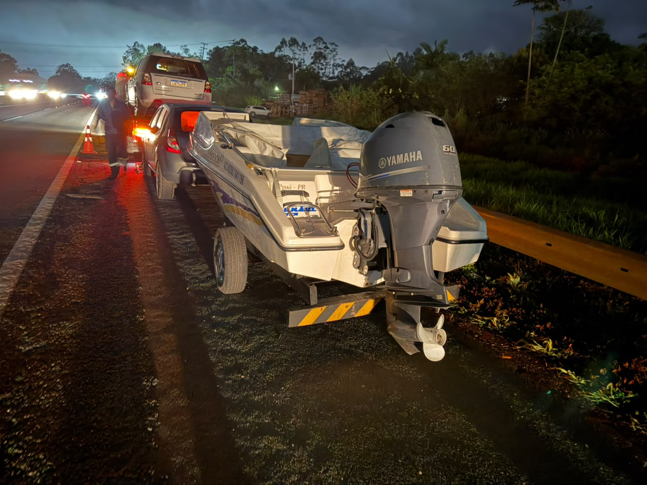 Quadrilha armada invade chácara, faz vítimas reféns e rouba veículos e lancha em Guaratuba