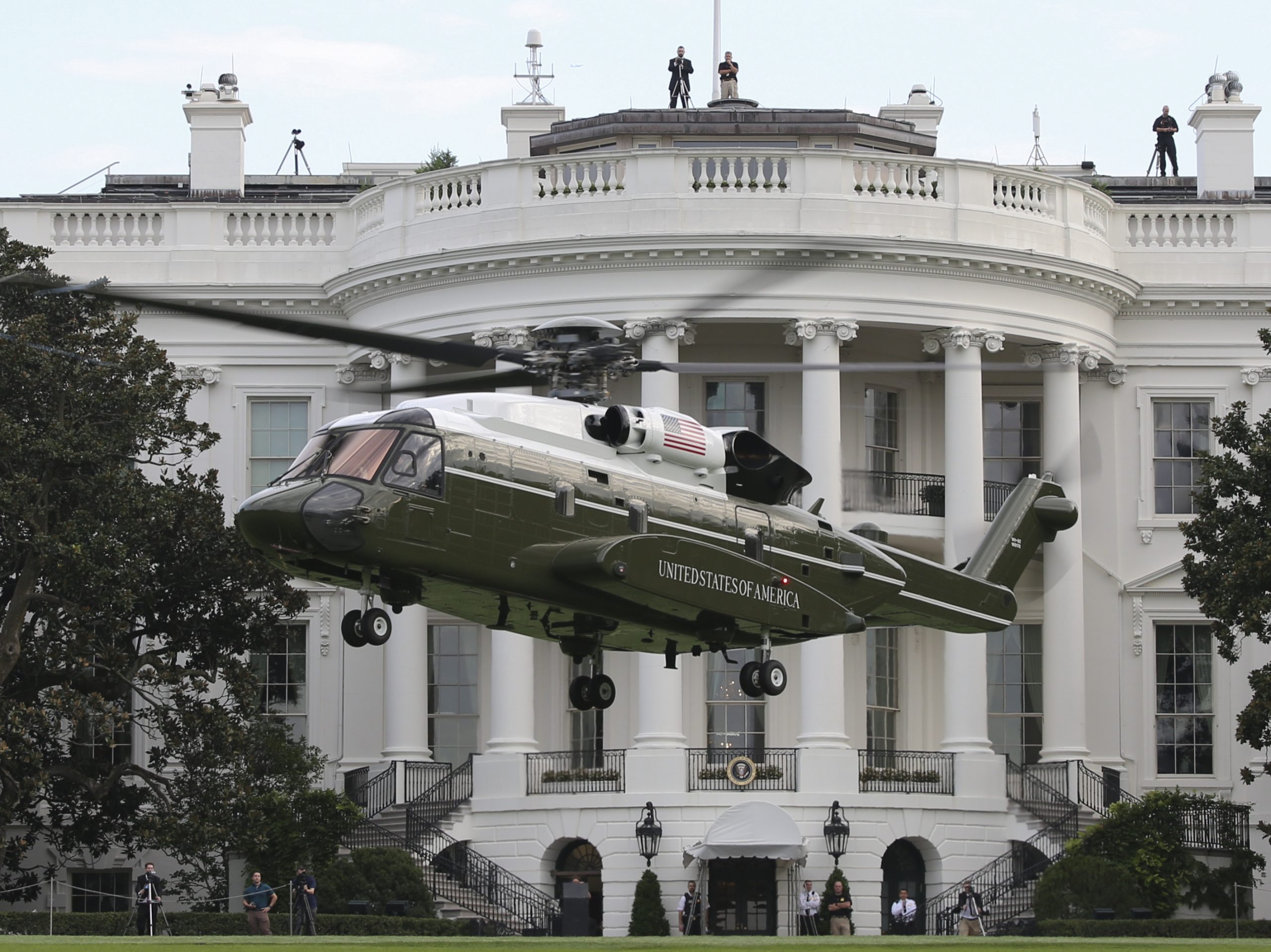 TENSÃO NO AR: avião da Embraer se aproxima do helicóptero que levava Trump