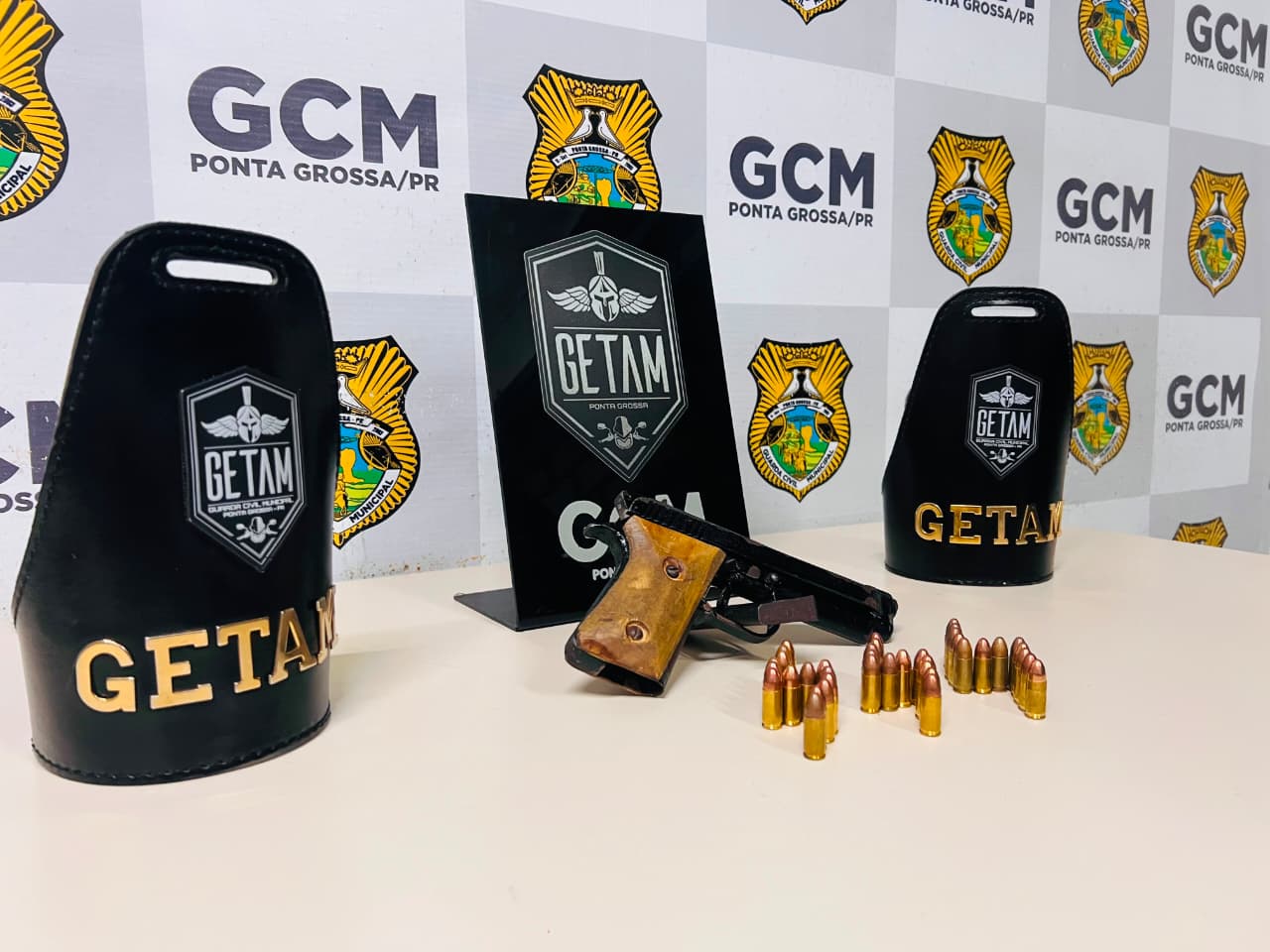 GCM apreende pistola e 38 munições durante abordagem em Uvaranas
