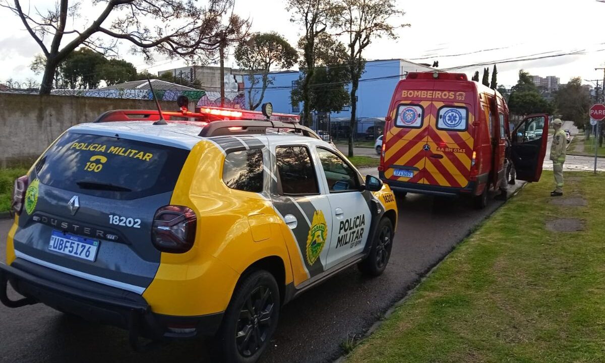 Homem é agredido a pauladas pela esposa após crise de ciúmes em Curitiba