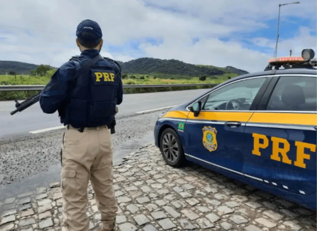PRF prende homem procurado por estupro de vulnerável durante fiscalização na BR-116, em Colombo