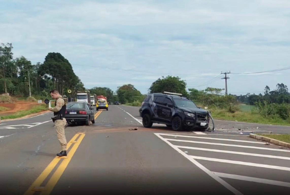 Acidente entre viatura da PM e carro deixa três feridos na PR-160, em Imbaú
