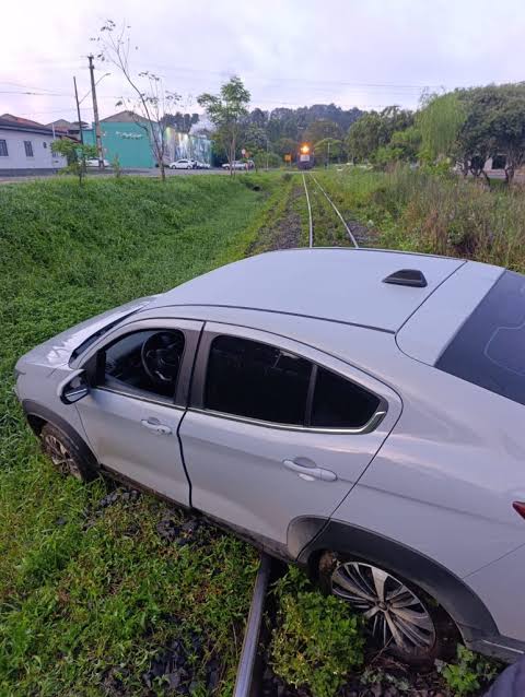 Carro é atingido por trem e precisa ser retirado dos trilhos em Irati