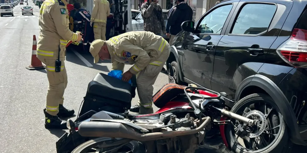 Motociclista de 80 anos fica ferido após acidente em avenida movimentada de Ponta Grossa