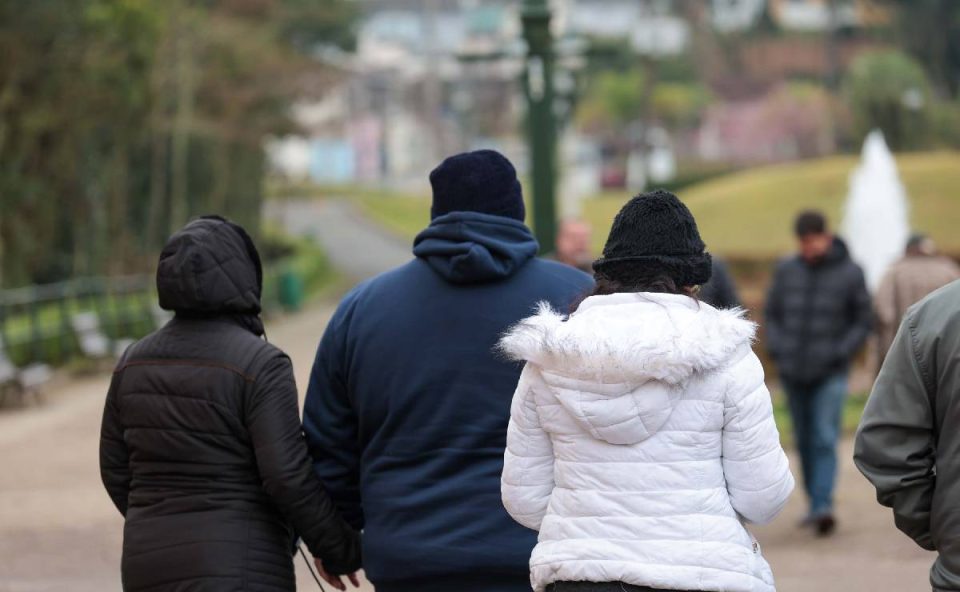 Segunda massa de ar polar reforça o frio no Paraná e traz risco de geada