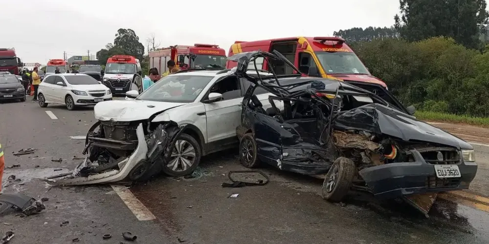 Carro cruza pista em local proibido e provoca acidente na BR-277 em Palmeira