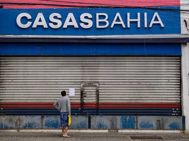 Casas Bahia enfrenta investigação sobre suposta propina e protestos de trabalhadores