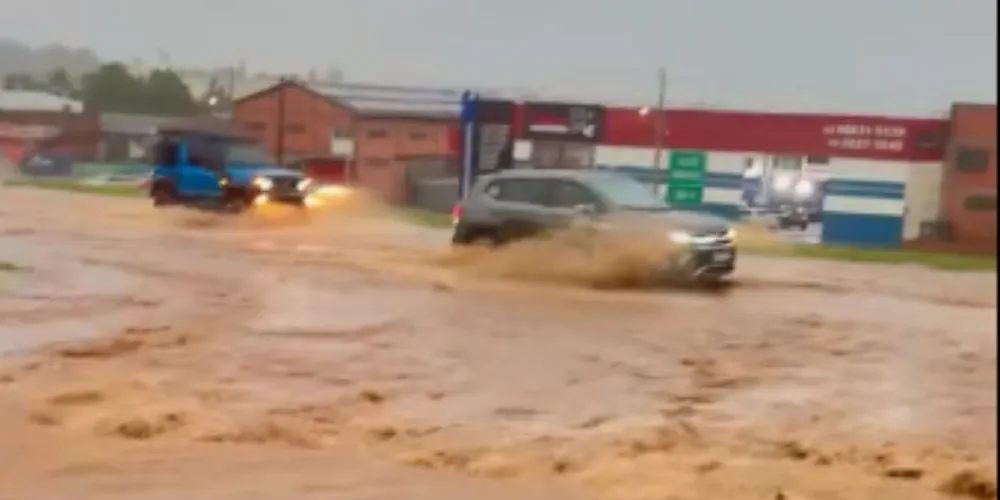 Forte chuva causa estragos e pontos de alagamento em Ponta Grossa