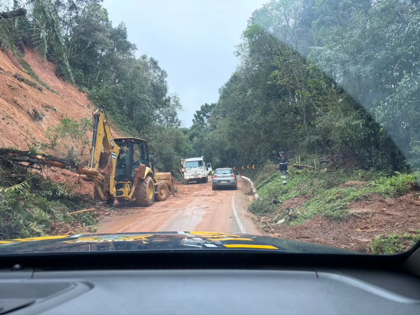 Vários pontos da BR-476 permanecem totalmente interditados devido às chuvas
