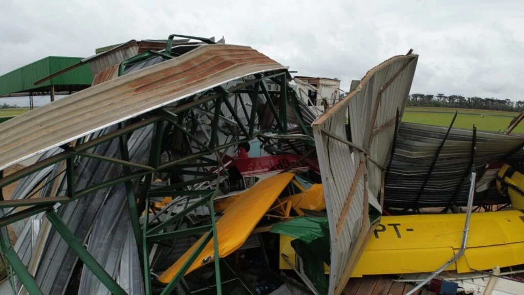 Hangar e aviários estão entre os estragos de possível tornado em Toledo