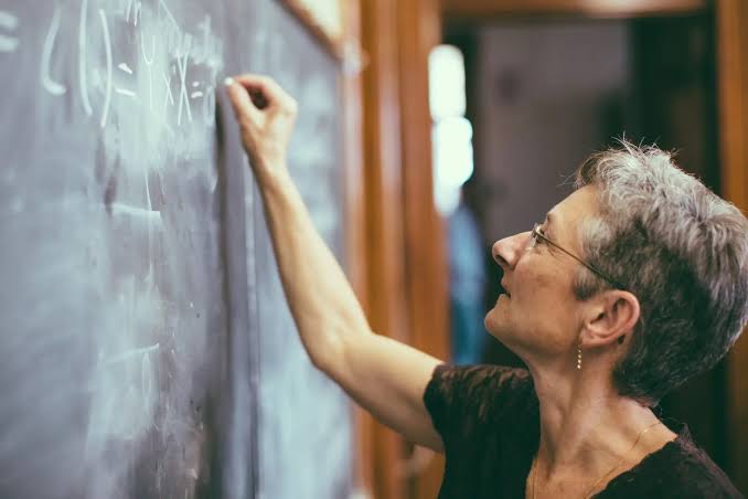 Brasil tem queda de professores jovens e aumento de docentes com 60 anos ou mais