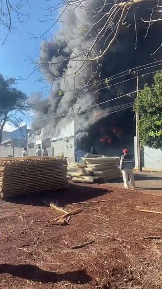 Incêndio de grandes proporções atinge fábrica de colchões em Arapongas