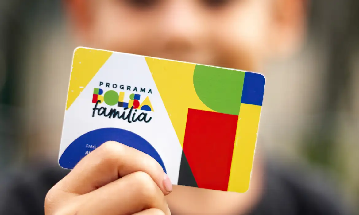 Em meio à corrida eleitoral, governo Lula anuncia reajuste de 15% para o Bolsa Família