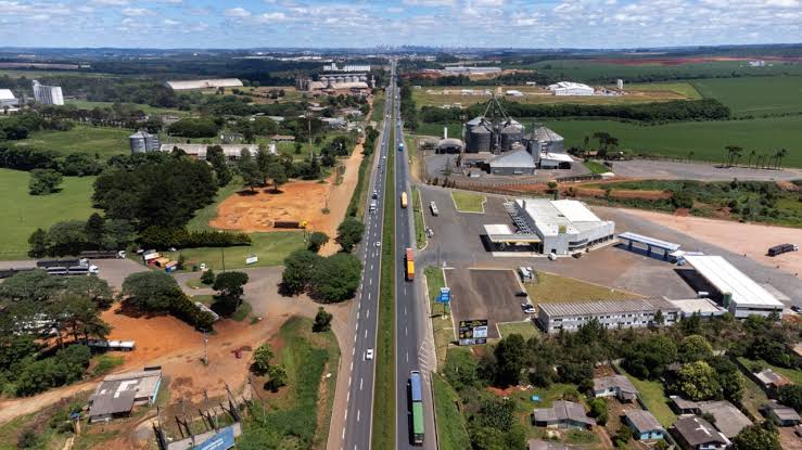 Feriadão deve levar quase 1 milhão de veículos às rodovias do Paraná; veja horários de pico