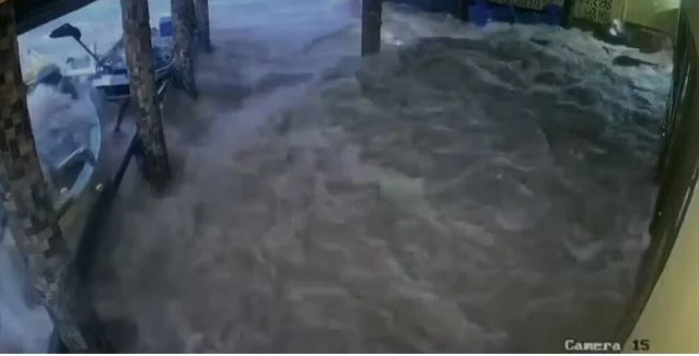 Mar invade restaurante e Defesa Civil confirma tsunami meteorológico em Santa Catarina
