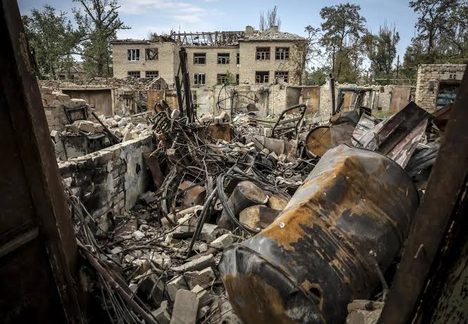 Cidade da Ucrânia isolada pela Rússia tem milhares morrendo de fome e cadáveres comidos por cães.