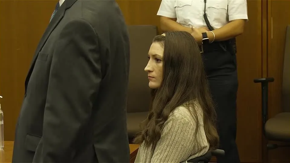 Julgamento de enfermeira acusada de matar os três filhos termina sem veredito nos EUA