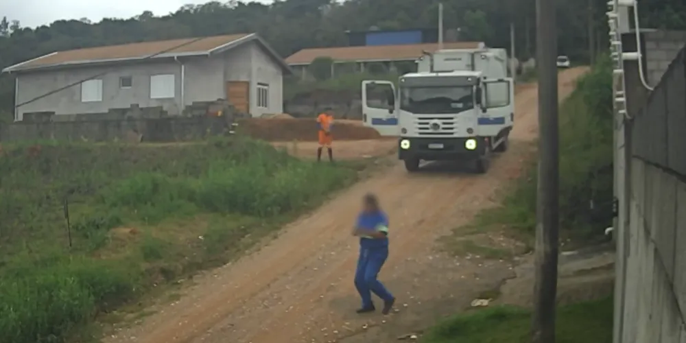 Coletor de 19 anos morre após cair de caminhão de lixo e ser atropelado