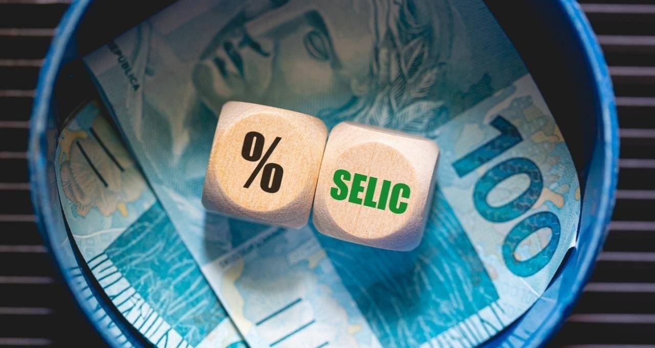 Brasil corta juros enquanto EUA elevam taxas; veja impactos
