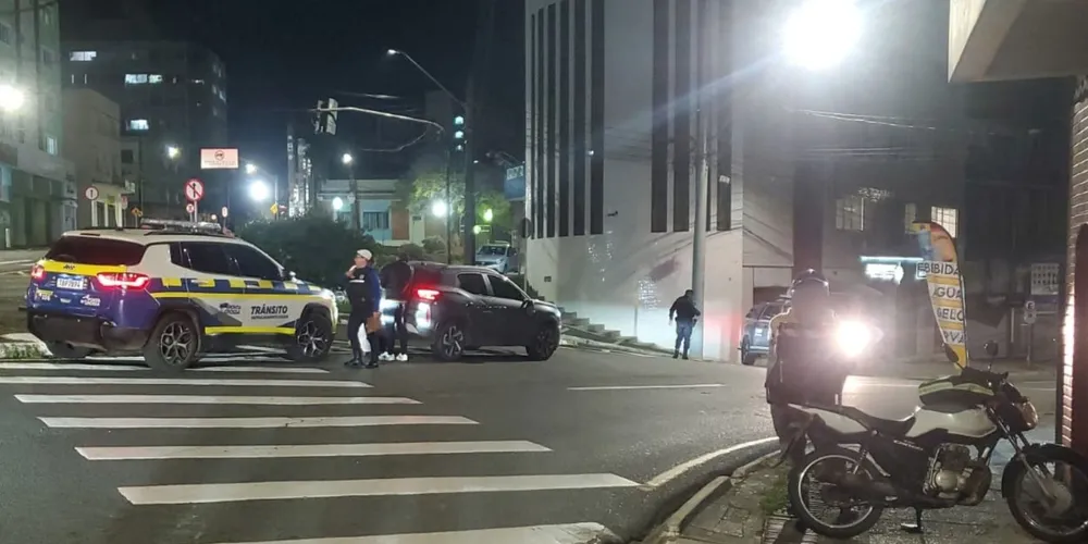 Motociclista é preso por embriaguez após colisão em Ponta Grossa