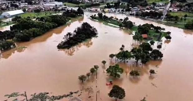 Rio Iapó impressiona após mais de 220 mm de chuva em Castro