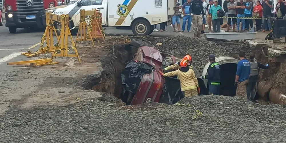 Homem morre após carro cair em obra de drenagem em cidade dos Campos Gerais