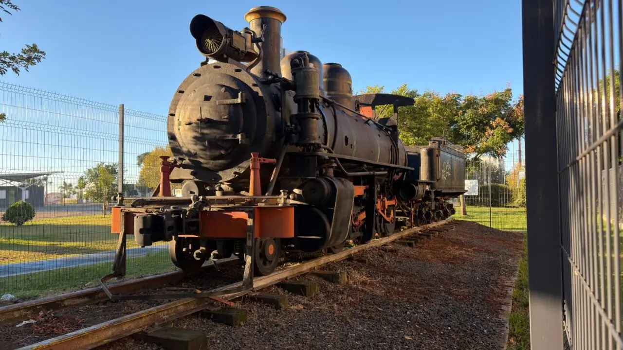 Locomotiva de 86 anos é retirada de exposição para passar por revitalização em Ponta Grossa