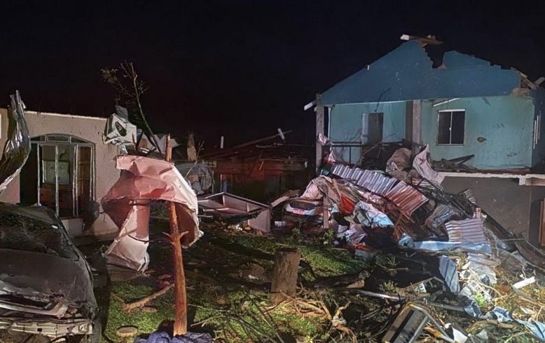 Chuva forte destrói parte de casa e deixa moradores em alerta no Paraná