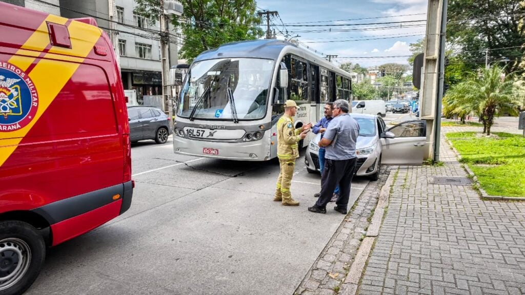 Homem fica ferido após carro bater contra ônibus